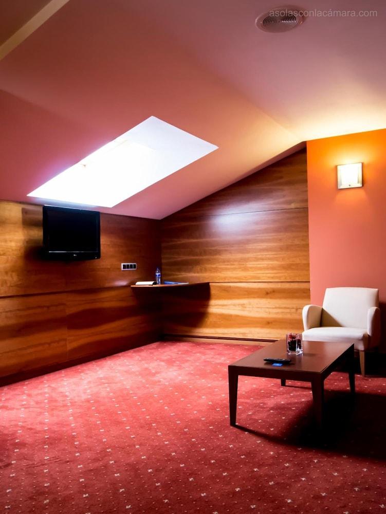Hotel Silvota Lugo de Llanera Екстер'єр фото